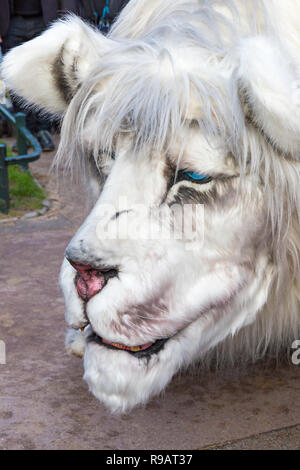 Bournemouth, Dorset, Großbritannien. 22. Dezember 2018. Die Snow Lion und Rote Königin machen einen Rundgang durch die Bournemouth untere Gärten für Folk Die mystey und Majestät der größte Löwe die Erde zu gehen, um zu sehen. Aus dem Wald von ewigem Schnee Pads die riesigen weißen Löwen, einer mythischen Emblem der Saison feiern das Licht der menschlichen Güte in den Tiefen des Winters dunkelsten Tagen. Stockfoto