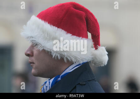 London, Großbritannien. 22. Dezember 2018. Fans kommen in festliche Stimmung an der Stamford Bridge tragen Nikolausmützen für die Pre-Christmas Zusammenstoß zwischen Chelsea und Leicester City Credit: Amer ghazzal/Alamy leben Nachrichten Stockfoto