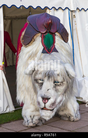 Bournemouth, Dorset, Großbritannien. 22. Dezember 2018. Die Snow Lion und Rote Königin machen einen Rundgang durch die Bournemouth untere Gärten für Folk Die mystey und Majestät der größte Löwe die Erde zu gehen, um zu sehen. Aus dem Wald von ewigem Schnee Pads die riesigen weißen Löwen, einer mythischen Emblem der Saison feiern das Licht der menschlichen Güte in den Tiefen des Winters dunkelsten Tagen. Stockfoto