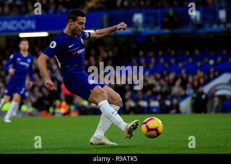 London, Großbritannien. 22. Dez 2018. Cesar Azpilicueta von Chelsea in Aktion. Premier League match, Chelsea v Leicester City an der Stamford Bridge in London am Samstag, den 22. Dezember 2018. Dieses Bild dürfen nur für redaktionelle Zwecke verwendet werden. Nur die redaktionelle Nutzung, eine Lizenz für die gewerbliche Nutzung erforderlich. Keine Verwendung in Wetten, Spiele oder einer einzelnen Verein/Liga/player Publikationen. pic von Steffan Bowen/Andrew Orchard sport Fotografie/Alamy leben Nachrichten Stockfoto