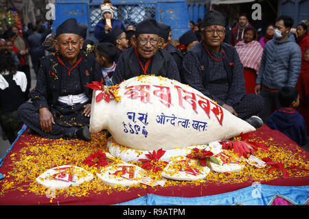 Kathmandu, Nepal. 22 Dez, 2018. Leute von newar Gemeinschaft in traditionellen Trachten gesehen an dem Festival teilnehmen. Yomari Punhi ist ein Festival, das vor allem durch die newar Gemeinschaft in Nepal, dem Ende der Reisernte am Tag des Vollmondes zu markieren gefeiert. Credit: Sunil Pradhan/SOPA Images/ZUMA Draht/Alamy leben Nachrichten Stockfoto