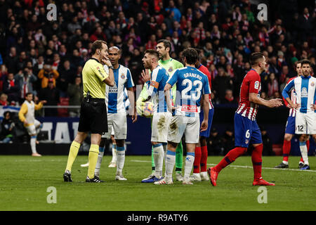 Wanda Metropolitano, Madrid, Spanien. 22 Dez, 2018. Liga Fußball, Atletico Madrid gegen Espanyol; der Schiedsrichter Zugriffe ddie VAR replay Credit: Aktion plus Sport/Alamy leben Nachrichten Stockfoto