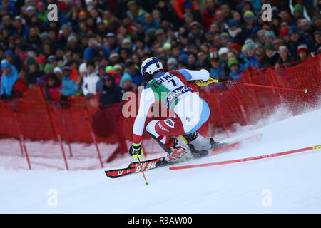 Madonna di Campiglio, Trento, Italien. 22. Dez 2018. Audi FIS Ski World Cup, mens Slalom; Ramon Zenhäusern in Aktion zwischen Slalom's Pole Credit: Aktion Plus Sport Bilder/Alamy leben Nachrichten Stockfoto