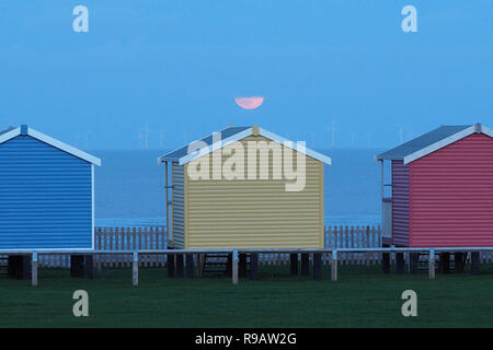 Leysdown, Kent, Großbritannien. 22. Dezember, 2018. UK Wetter: Die vollständige 'kalt' Mond in Leysdown, Kent heute abend steigt. Credit: James Bell/Alamy leben Nachrichten Stockfoto