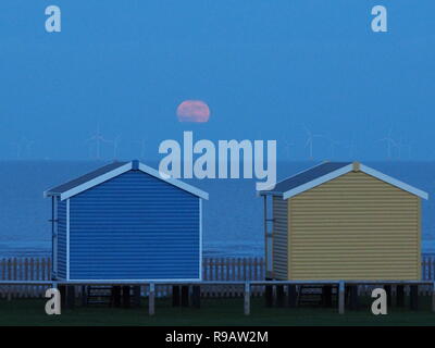 Leysdown, Kent, Großbritannien. 22. Dezember, 2018. UK Wetter: Die vollständige 'kalt' Mond in Leysdown, Kent heute abend steigt. Credit: James Bell/Alamy leben Nachrichten Stockfoto