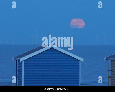 Leysdown, Kent, Großbritannien. 22. Dezember, 2018. UK Wetter: Die vollständige 'kalt' Mond in Leysdown, Kent heute abend steigt. Credit: James Bell/Alamy leben Nachrichten Stockfoto