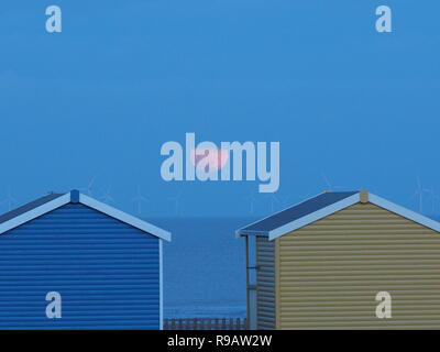 Leysdown, Kent, Großbritannien. 22. Dezember, 2018. UK Wetter: Die vollständige 'kalt' Mond in Leysdown, Kent heute abend steigt. Credit: James Bell/Alamy leben Nachrichten Stockfoto