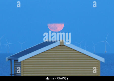 Leysdown, Kent, Großbritannien. 22. Dezember, 2018. UK Wetter: Die vollständige 'kalt' Mond in Leysdown, Kent heute abend steigt. Credit: James Bell/Alamy leben Nachrichten Stockfoto