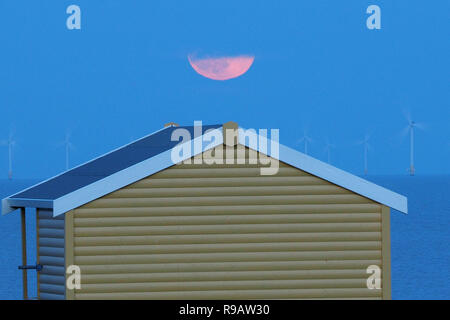 Leysdown, Kent, Großbritannien. 22. Dezember, 2018. UK Wetter: Die vollständige 'kalt' Mond in Leysdown, Kent heute abend steigt. Credit: James Bell/Alamy leben Nachrichten Stockfoto