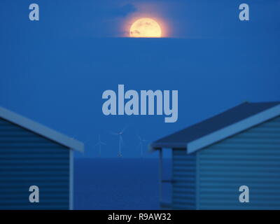 Leysdown, Kent, Großbritannien. 22. Dezember, 2018. UK Wetter: Die vollständige 'kalt' Mond in Leysdown, Kent heute abend steigt. Credit: James Bell/Alamy leben Nachrichten Stockfoto