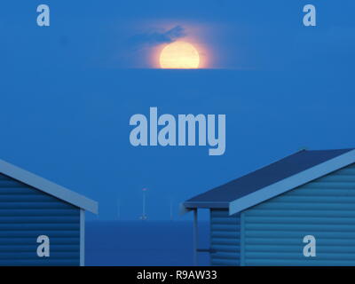 Leysdown, Kent, Großbritannien. 22. Dezember, 2018. UK Wetter: Die vollständige 'kalt' Mond in Leysdown, Kent heute abend steigt. Credit: James Bell/Alamy leben Nachrichten Stockfoto