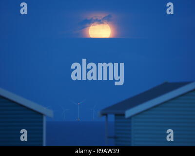 Leysdown, Kent, Großbritannien. 22. Dezember, 2018. UK Wetter: Die vollständige 'kalt' Mond in Leysdown, Kent heute abend steigt. Credit: James Bell/Alamy leben Nachrichten Stockfoto