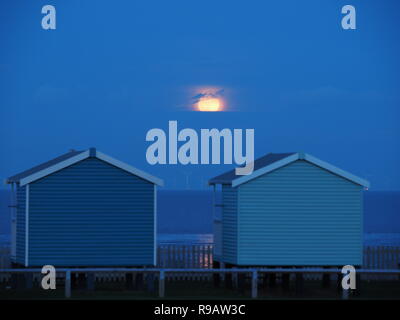 Leysdown, Kent, Großbritannien. 22. Dezember, 2018. UK Wetter: Die vollständige 'kalt' Mond in Leysdown, Kent heute abend steigt. Credit: James Bell/Alamy leben Nachrichten Stockfoto