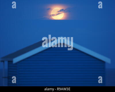 Leysdown, Kent, Großbritannien. 22. Dezember, 2018. UK Wetter: Die vollständige 'kalt' Mond in Leysdown, Kent heute abend steigt. Credit: James Bell/Alamy leben Nachrichten Stockfoto