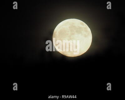 Leysdown, Kent, Großbritannien. 22. Dezember, 2018. UK Wetter: Die vollständige 'kalt' Mond in Leysdown, Kent heute abend steigt. Credit: James Bell/Alamy leben Nachrichten Stockfoto