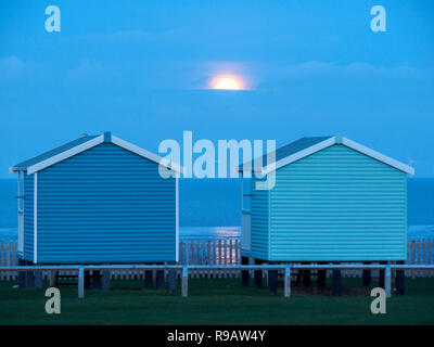 Leysdown, Kent, Großbritannien. 22. Dezember, 2018. UK Wetter: Die vollständige 'kalt' Mond in Leysdown, Kent heute abend steigt. Credit: James Bell/Alamy leben Nachrichten Stockfoto