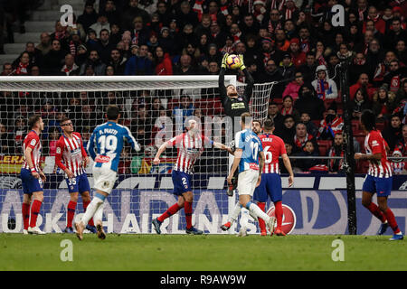 Wanda Metropolitano, Madrid, Spanien. 22 Dez, 2018. Liga Fußball, Atletico Madrid gegen Espanyol; Jan Oblak (Atletico de Madrid) macht einen während des Spiels Kredit sparen: Aktion plus Sport/Alamy leben Nachrichten Stockfoto