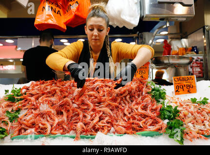 Palma De Mallorca, Spanien. 22 Dez, 2018. Marta bietet ihren Kunden Garnelen im Olivar Markt Halle. Gerichte mit Garnelen, Kalmaren und Ferkel Fleisch sind unter den mallorquinischen Favoriten für das Weihnachtsfest. Die Preise für die in der Woche vor Weihnachten leicht verdoppeln oder sogar verdreifachen. Credit: Clara Margais/dpa/Alamy leben Nachrichten Stockfoto