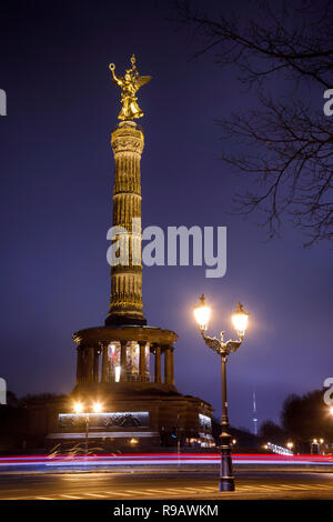 Beleuchtete Berlin Siegessäule (Siegessaule) Denkmal, eine wichtige touristische Attraktion von Berlin bei Nacht mit Fernsehturm Fernsehturm im Hintergrund gesehen, Stockfoto