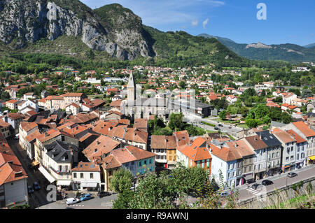 Stadt Übersicht mit Kirche im Zentrum, Tarascon-sur-Ariège, Ariège, Royal, Frankreich Stockfoto