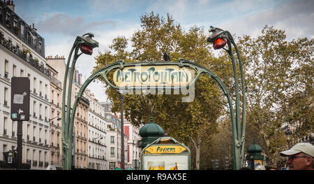 Paris, Frankreich, 6. Oktober 2018: Panel des Künstlers Hector Guimard, der Eingang zum Anvers Metrostation der Linie 2 in der Nähe der Montmartre Stockfoto