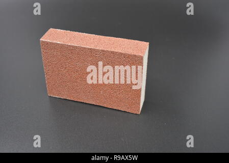 Braunes gewelltes hartes Waschlappen zum Waschen von Stahlgegenständen, Teekannen mit Griff, entfernt perfekt den Leim von der Oberfläche, der wirtschaftliche Effekt. Stockfoto