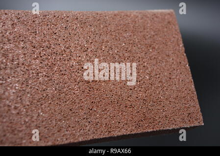 Braunes gewelltes hartes Waschlappen zum Waschen von Stahlgegenständen, Teekannen mit Griff, entfernt perfekt den Leim von der Oberfläche, der wirtschaftliche Effekt. Stockfoto