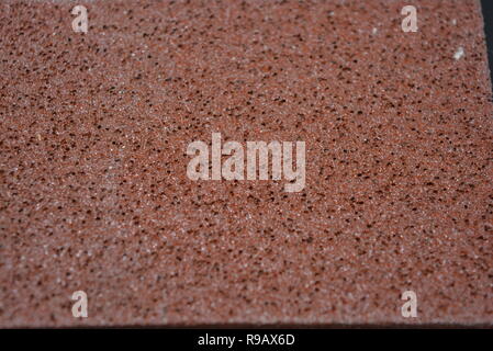 Braunes gewelltes hartes Waschlappen zum Waschen von Stahlgegenständen, Teekannen mit Griff, entfernt perfekt den Leim von der Oberfläche, der wirtschaftliche Effekt. Stockfoto