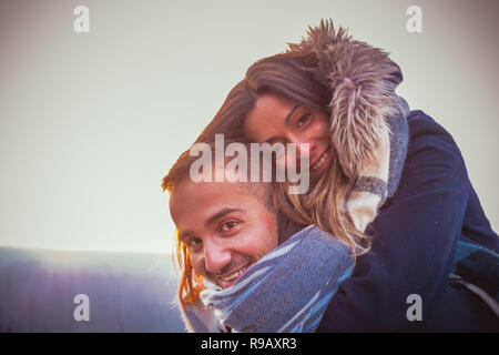 Porträt der jungen romantisches Paar in der Liebe bei Sonnenuntergang. Stockfoto