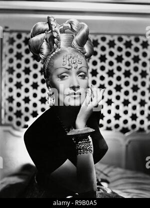 Original Film Titel: KISMET. Englischer Titel: KISMET. Jahr: 1944. Regie: WILLIAM DIETERLE. Stars: Marlene Dietrich. Credit: M.G.M/Album Stockfoto