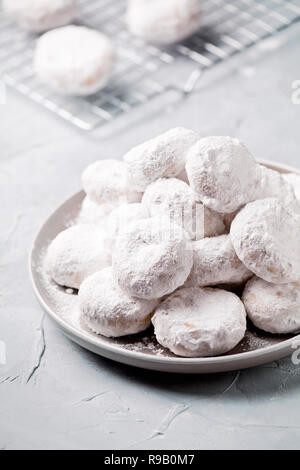 Hausgemachte griechische kourabiedes Shortbread Cookies mit Mandeln und Puderzucker Stockfoto