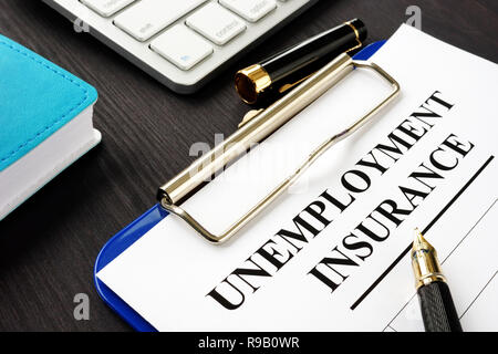 Arbeitslosenversicherung Form und Zwischenablage auf einen Schreibtisch. Stockfoto
