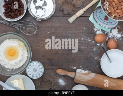 Home backen Küche mit Zutaten für Brot und Kelch Kuchen Stockfoto