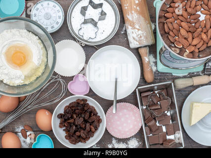 Home backen Küche mit Zutaten für Brot und Kelch Kuchen Stockfoto