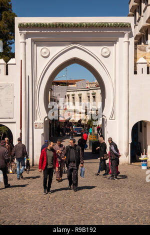 Marokko, Tanger, Platz 9 Avril, Grand Socco, Bab el Fahs Tor zur alten Medina Stockfoto