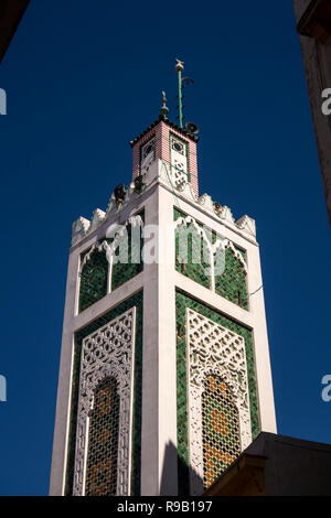 Marokko, Tanger, Medina, Rue de la Mrine, verzierten Minarett der Großen Moschee, r Stockfoto