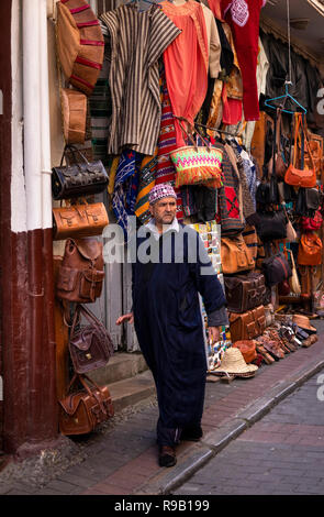 Marokko, Tanger, Medina, Socco, Rue als Siagnhin, lokale moslemischen Mann mit gewebten djellaba, Lederwaren shop Stockfoto