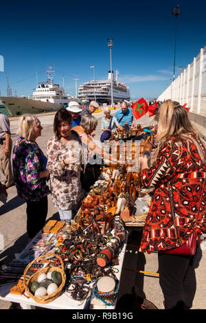 Marokko, Tanger, Port, MV Marco Polo Kreuzfahrtschiff Passagiere am Dockside, Souvenir Abschaltdruck Stockfoto