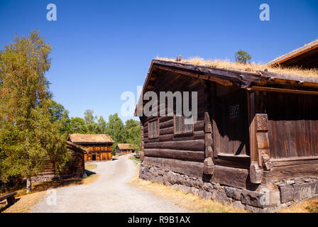 Alte traditionelle norwegische Holzhäuser an Maihaugen Völker museum Lillehammer Oppland Norwegen Skandinavien Stockfoto