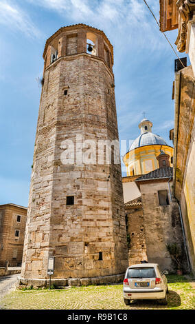 Torre Campanaria, 11. Jahrhundert, Glockenturm der Kathedrale, im historischen Zentrum von Amelia, Umbrien, Italien Stockfoto