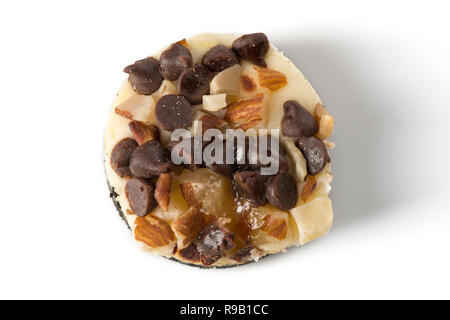 Ein Mini Käsekuchen mit Schokolade und Nüsse, Overhead auf Weiß mit Schatten Stockfoto