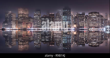Die Skyline von Manhattan reflektiert in den East River. Einige der besten Aussichten von NYC aus Brooklyn Bridge Park. Stockfoto
