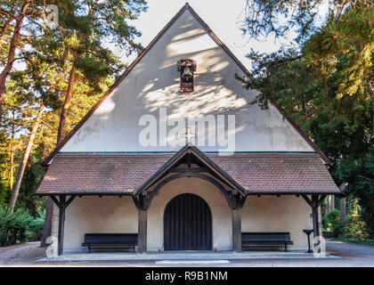 Berlin kleine Kapelle auf dem Waldfriedhof Dahlem (Wald Friedhof) Friedhof am Rande des Grunewalds am Hüttenweg 47. Gebäude Exterieur Stockfoto