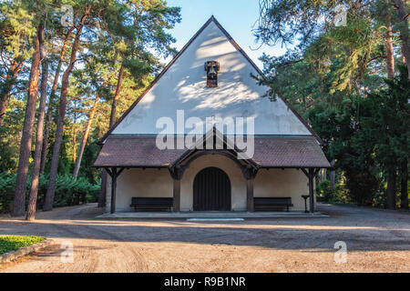 Berlin kleine Kapelle auf dem Waldfriedhof Dahlem (Wald Friedhof) Friedhof am Rande des Grunewalds am Hüttenweg 47. Gebäude Exterieur Stockfoto