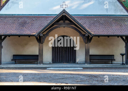 Berlin kleine Kapelle auf dem Waldfriedhof Dahlem (Wald Friedhof) Friedhof am Rande des Grunewalds am Hüttenweg 47. Gebäude Exterieur Stockfoto