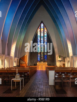 Berlin, Wilmersdorf, Kirche am Hohenzollernplatz evangelische Kirche Innenraum mit 13 steile neo-gotischen Bögen, Buntglasfenster Stockfoto