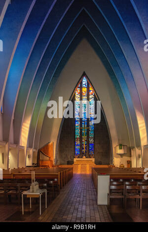 Berlin, Wilmersdorf, Kirche am Hohenzollernplatz evangelische Kirche Innenraum mit 13 steile neo-gotischen Bögen, Buntglasfenster Stockfoto