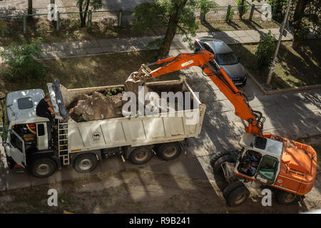 Kiew, Ukraine, September 16, 2018. Laden von alten konkrete Strukturen in Muldenkipper mit einem Bagger. Stockfoto