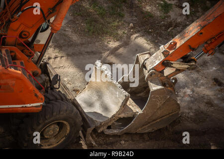 Demontage der alten konkrete Strukturen mit einem Bagger. Schöpfkelle close-up. Stockfoto