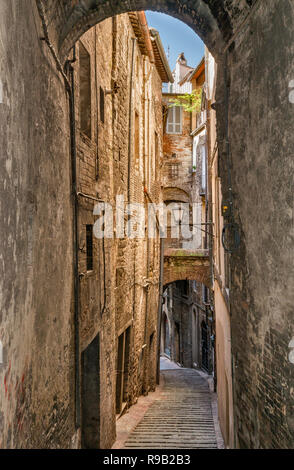 Via dell'Orso, mittelalterliche Vicolo (Durchgang) im historischen Zentrum von Perugia, Umbrien, Italien Stockfoto